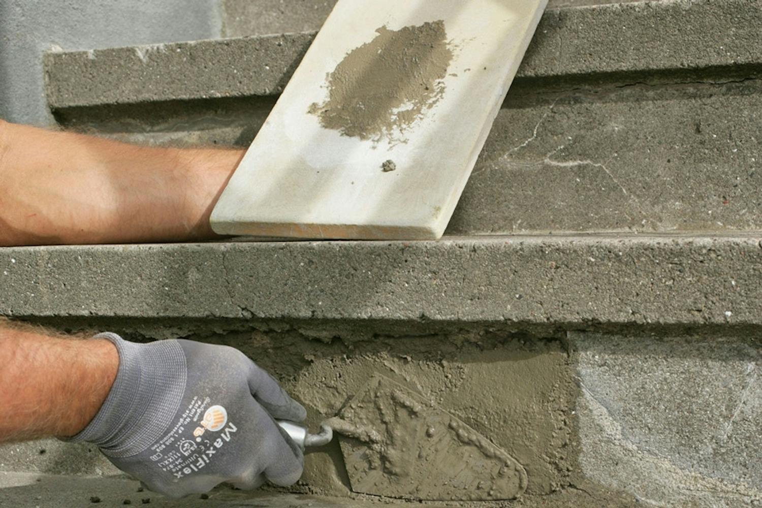 Tørrbetong: Til mindre støpeoppgaver og småreparasjoner av for eksempel en sokkel eller en betongtrapp, klarer du deg fint med tørrbetong, som bare skal tilsettes litt vann. Tørrbetong: Til mindre støpeoppgaver og småreparasjoner av for eksempel en sokkel eller en betongtrapp, klarer du deg fint med tørrbetong, som bare skal tilsettes litt vann.